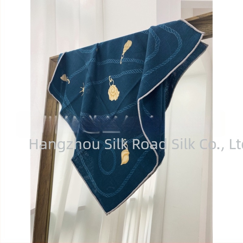 Elegantan jacquard šal kvadratnog oblika od svile i vune, dvostrani otisak, ženski karirani uzorak.