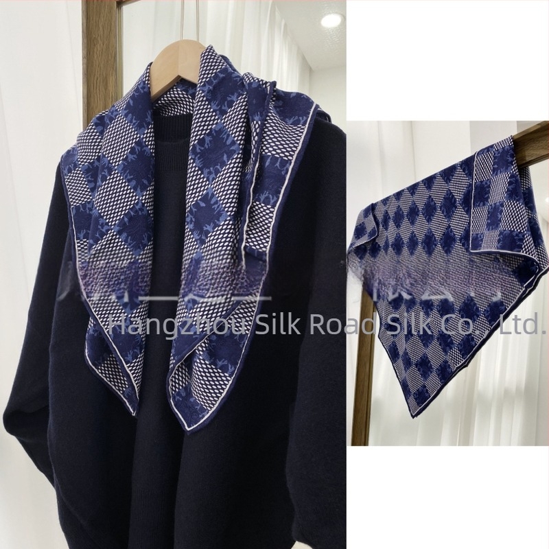 Elegantan jacquard šal kvadratnog oblika od svile i vune, dvostrani otisak, ženski karirani uzorak.