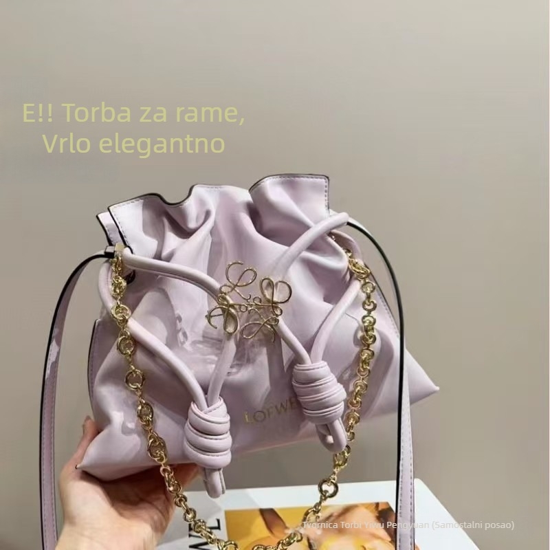 Torba za ramena od teleće kože, horizontalnog kvadratnog oblika, otvoren vrh, unutarnja pretinica za mobitel.