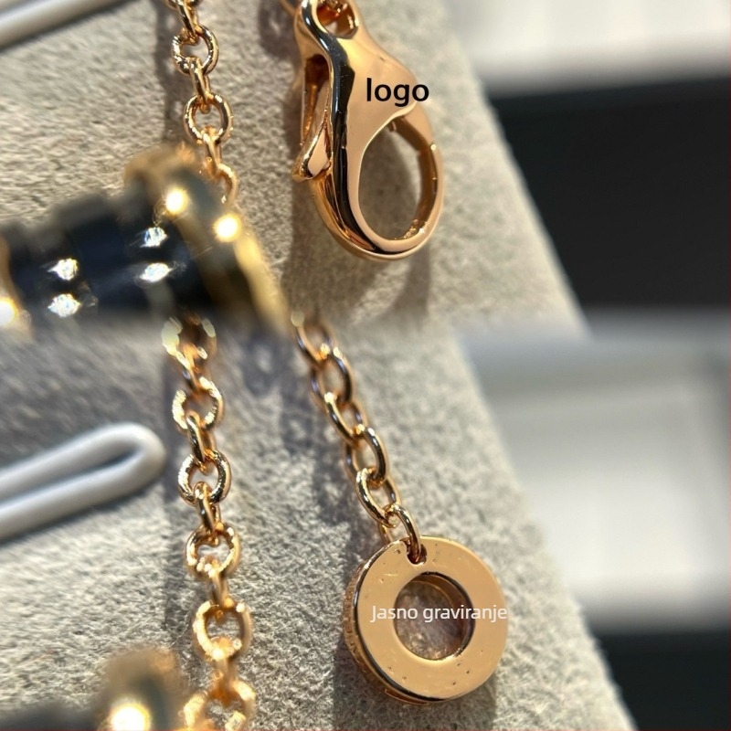 Ženski keramički ogrlica s V-zlatom u ružičastom zlatu, višeslojni geometrijski dizajn s U oblikom i lanacem u obliku križa, podesiva duljina 41–50 cm, svestran stil, proljeće 2025 kolekcija