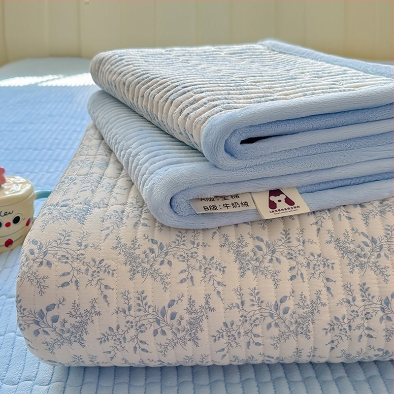 Pokrivač za krevet od A-kvalitetnog pamuka s mliječnim velurom, dvostrani: jedna strana čisti pamuk, druga strana velur; prošiven flisom za četiri sezone; veličina 180×200–220 cm.