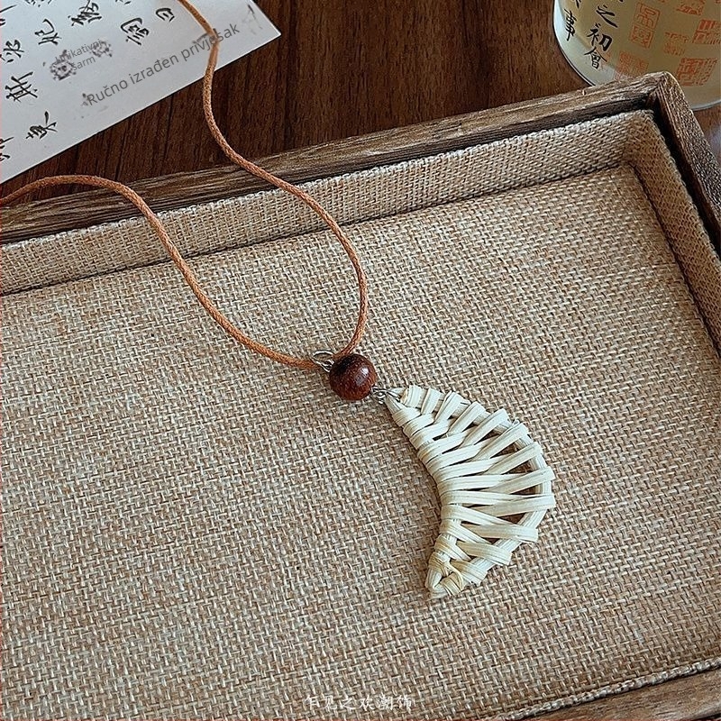 Duga ženska ogrlica s geometrijskim privjeskom, korejski stil, cinkova legura, proljeće 2025