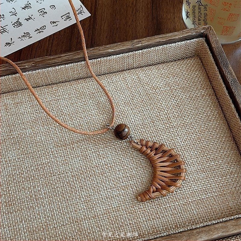 Duga ženska ogrlica s geometrijskim privjeskom, korejski stil, cinkova legura, proljeće 2025