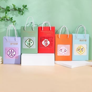 Set dviju ručnika s izvezenim rubnim resicama za kumice (družice); 260 g coral fleece vlakna; izšivanje i obrublivanje; mogućnost prilagodbe