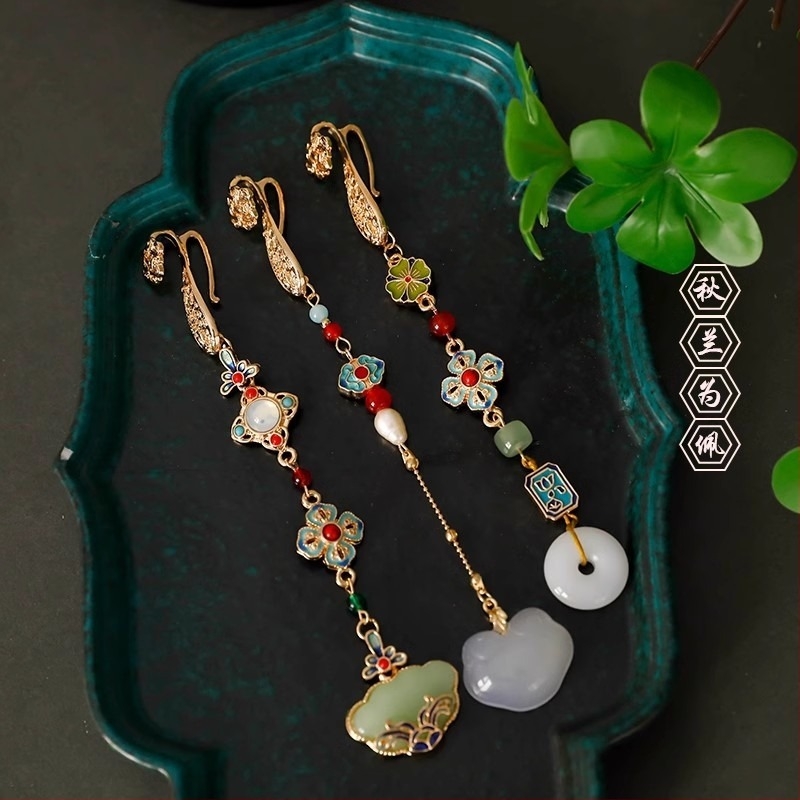 Broš od legure u kineskom stilu s višestrukim dizajnom (srce, cvijet, mašna, romb, geometrijski oblici); dekorativno nošenje, dvostruka funkcija kao privjesak.