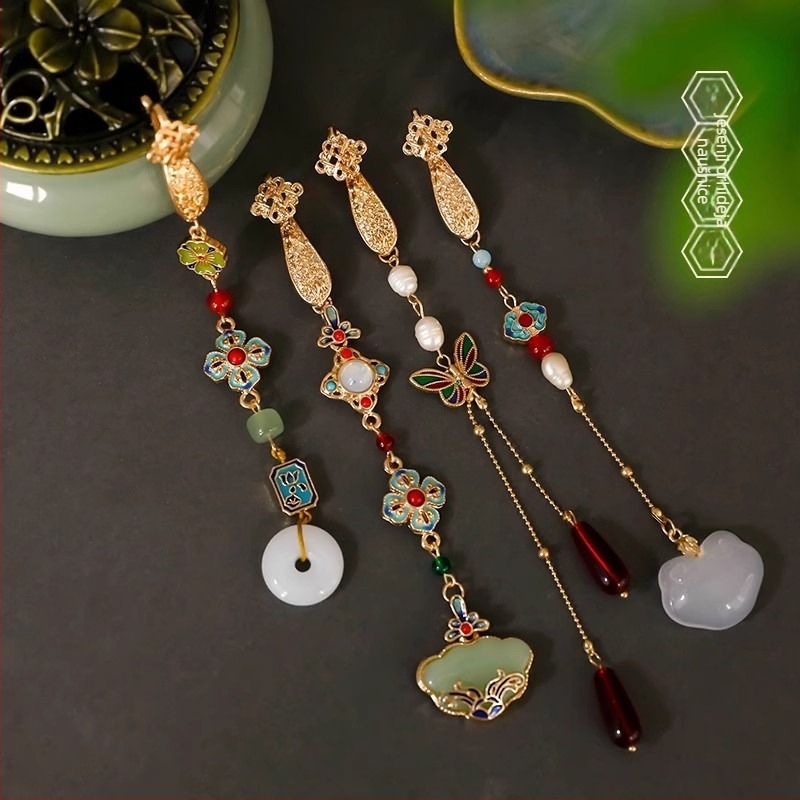 Broš od legure u kineskom stilu s višestrukim dizajnom (srce, cvijet, mašna, romb, geometrijski oblici); dekorativno nošenje, dvostruka funkcija kao privjesak.