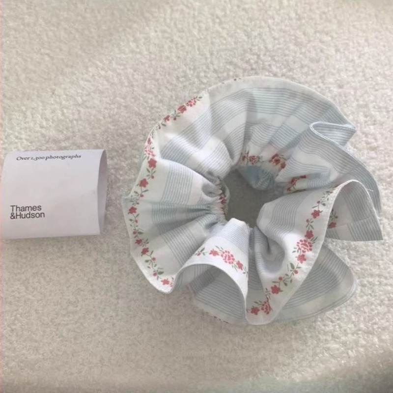 Gumica za kosu od tkanine – prugasti uzorak, ručna izrada, jesen 2024, opušten stil, svježa i slatka estetika