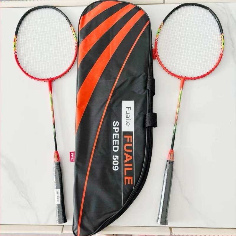 Badminton reketa s karbonskim okvirom, ravnog tipa, težina 95–100 g, debljina drške G2, materijal žica: fiber silk