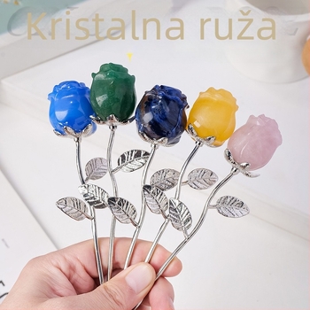 Kristalni ukras u obliku ruže od kristala, prirodni neravni kristal, modern minimalistički stil; idealno za vjenčanja, rođendane i maturantske proslave