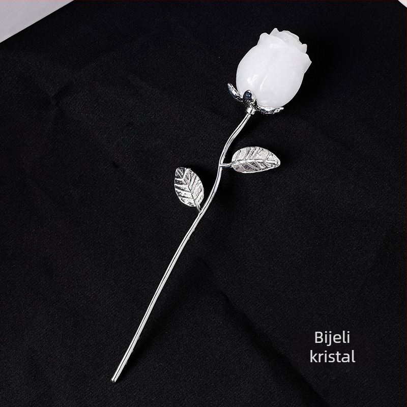 Kristalni ukras u obliku ruže od kristala, prirodni neravni kristal, modern minimalistički stil; idealno za vjenčanja, rođendane i maturantske proslave