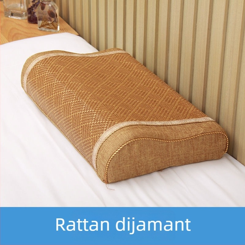 Pamukasta jastučnica, tkanina ravne pletene (plain weave), reaktivno bojanje, moderan minimalistički stil.