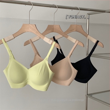 Push-Up bešavni grudnjak s košaricama 3/4, debeli oblik košarice, najlon glavni materijal 50–70%, podstava od spandeksa 30–50%, fiksne dvostruke naramenice