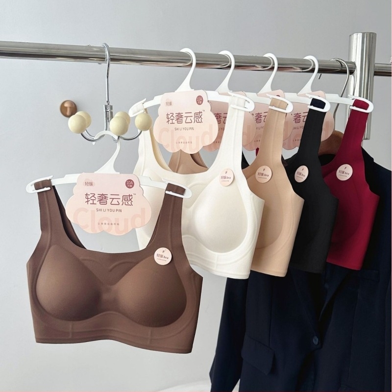 Bešavna grudnjica, 3/4 košarice, tanke oblikovane košarice, čvrste naramenice, bez čeličnih obruba (Seamless, 3/4 cup, thin molded cups, fixed straps, no steel rims)