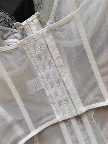 Seksi čipkasti shapewear top s kostima, bez žice, otvorenih leđa, kratki top