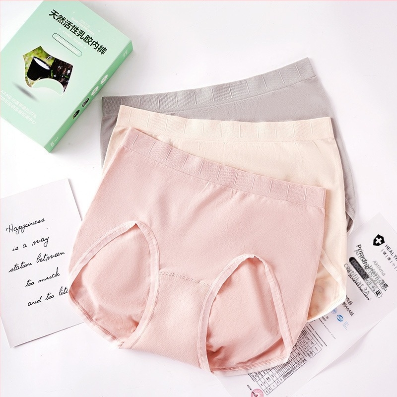 Žensko bezšivno donje rublje s srednjim strukom, prozračno i antibakterijsko; tkanina Nylon-Lycra, podstava prepona od mulberry svile