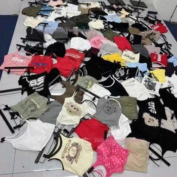 Slim-fit sling camisole s umetnutim grudnim jastučićima – kratka ljetna majica od pamuka s poliesterskom smjesom, ručno nacrtan uzorak, 70–80% pamuk