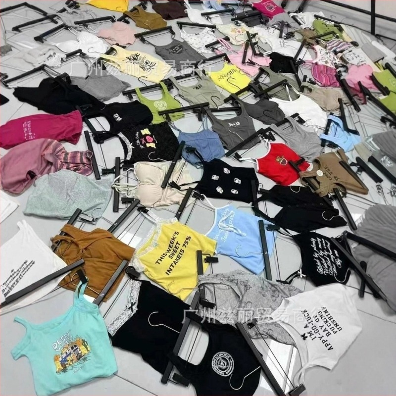 Slim-fit sling camisole s umetnutim grudnim jastučićima – kratka ljetna majica od pamuka s poliesterskom smjesom, ručno nacrtan uzorak, 70–80% pamuk