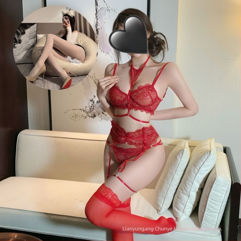 Troje djeli čipkasti set donjeg rublja s kostima na struku i push-up grudnjakom, uključuje podstrapu i bodi s remenčićima