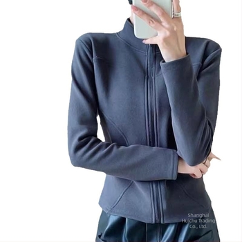 Ženska jakna s stojećim ovratnikom, vjetroodbojna, uskog kroja, jesen-zima 2025, poliester 90–95% s sekundarnim poliesterom <30%.