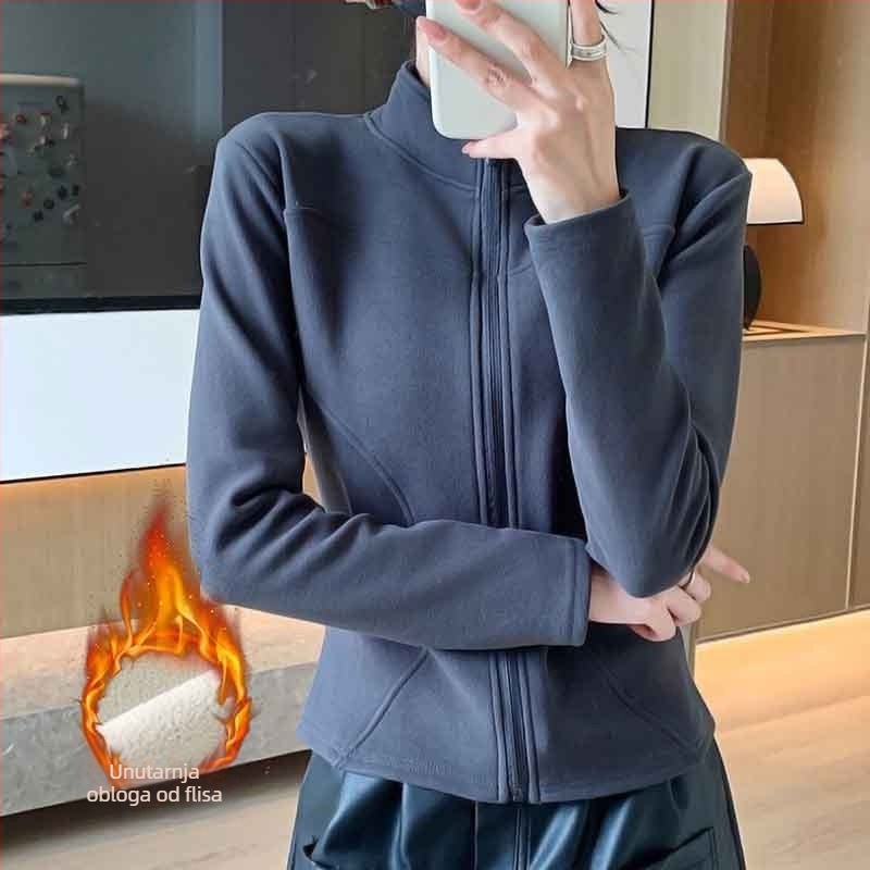 Ženska jakna s stojećim ovratnikom, vjetroodbojna, uskog kroja, jesen-zima 2025, poliester 90–95% s sekundarnim poliesterom <30%.