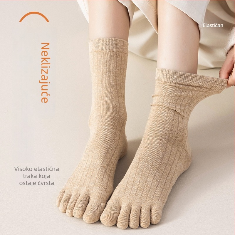Ženske čarape s pet prstiju, srednje dužine do potkoljenice; pamuk–mješavina (64,4% pamuk, 32,7% poliester, 2,9% spandeks); antibakterijske, upijaju znoj, deodorirajuće, protiv trenja; pletene jednim ubodom