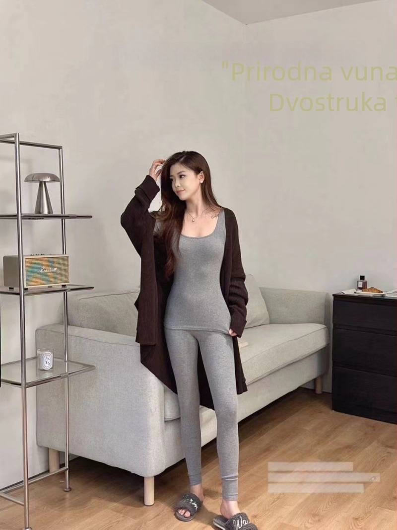 Ženski termoset za jesen/zimu, uskog kroja, kvadratnog izreza, dugi rukavi, gornji dio i hlače kao osnovni sloj, topla i meka tkanina.