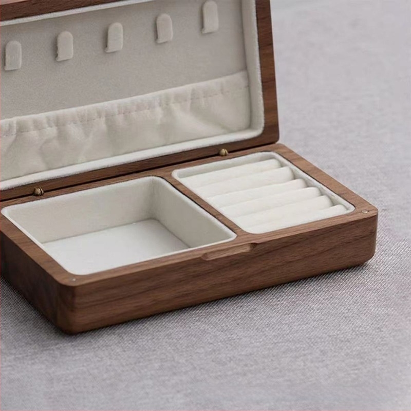 Kutija za nakit od masivnog drveta, s preklopnim poklopcem, podstavljena unutrašnjost, vintage stil