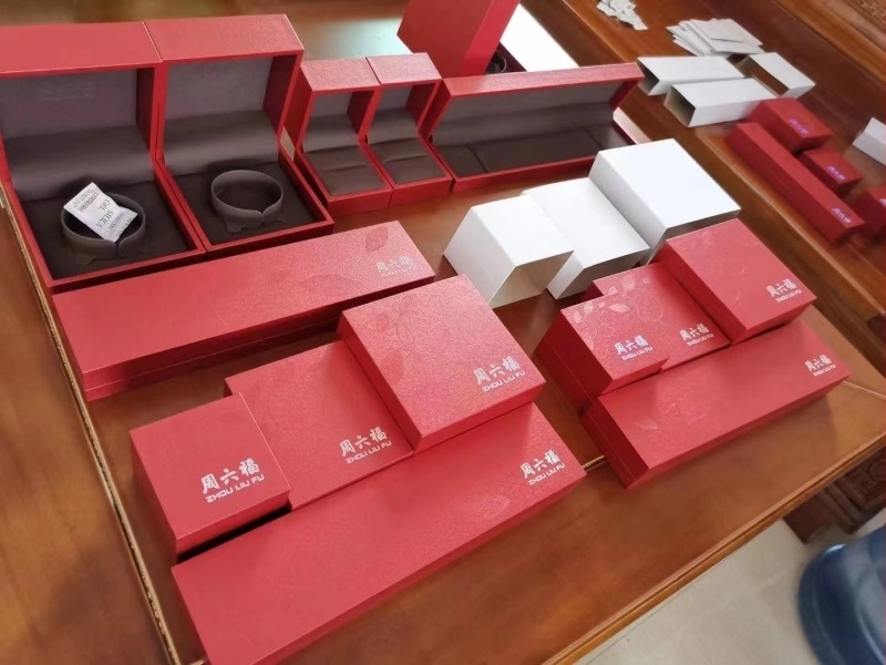 Plastične kutije za pakiranje nakita: prsteni, narukvice, dugi lančići, privjesci i naušnice, s otiskom logotipa i zlatnim graviranjem; duge lanč kutije 140 kom./kutija, prsten kutija 400 kom./kutija, privjesak kutija 240 kom./kutija, narukvica kutija 140 