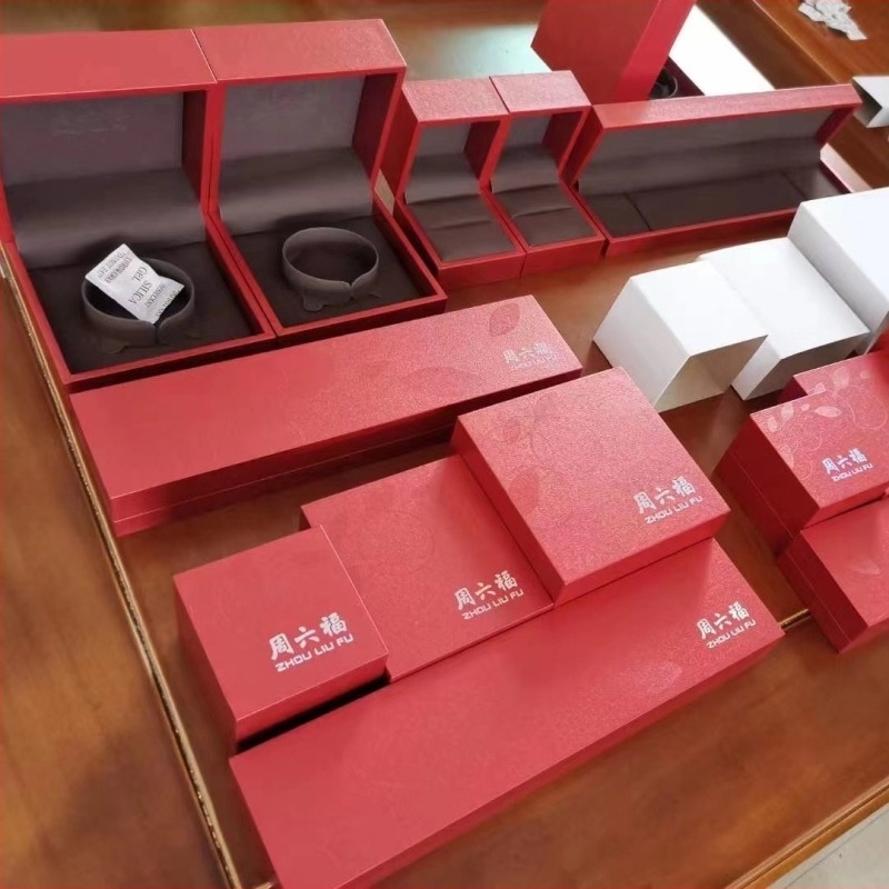 Plastične kutije za pakiranje nakita: prsteni, narukvice, dugi lančići, privjesci i naušnice, s otiskom logotipa i zlatnim graviranjem; duge lanč kutije 140 kom./kutija, prsten kutija 400 kom./kutija, privjesak kutija 240 kom./kutija, narukvica kutija 140 