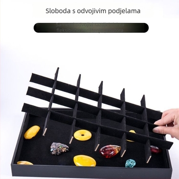 Pladanj za nakit – organizator za prstenje, ogrlice, narukvice i naušnice; površina od flanele, jednostavan stil, čvrsta konstrukcija