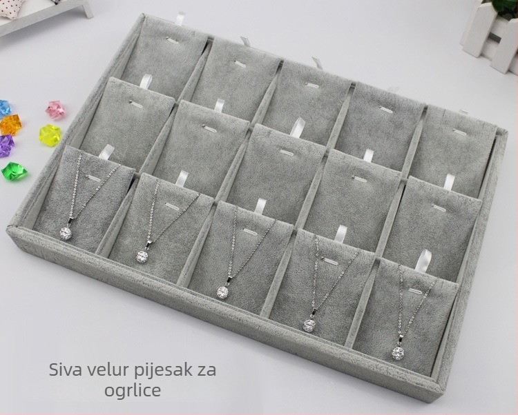 Pladanj za nakit – organizator za prstenje, ogrlice, narukvice i naušnice; površina od flanele, jednostavan stil, čvrsta konstrukcija