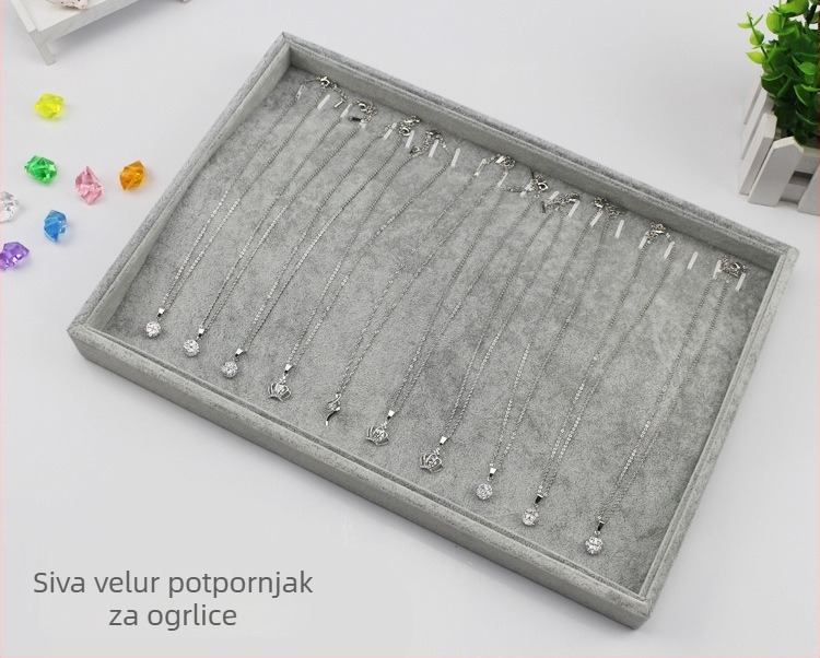 Pladanj za nakit – organizator za prstenje, ogrlice, narukvice i naušnice; površina od flanele, jednostavan stil, čvrsta konstrukcija
