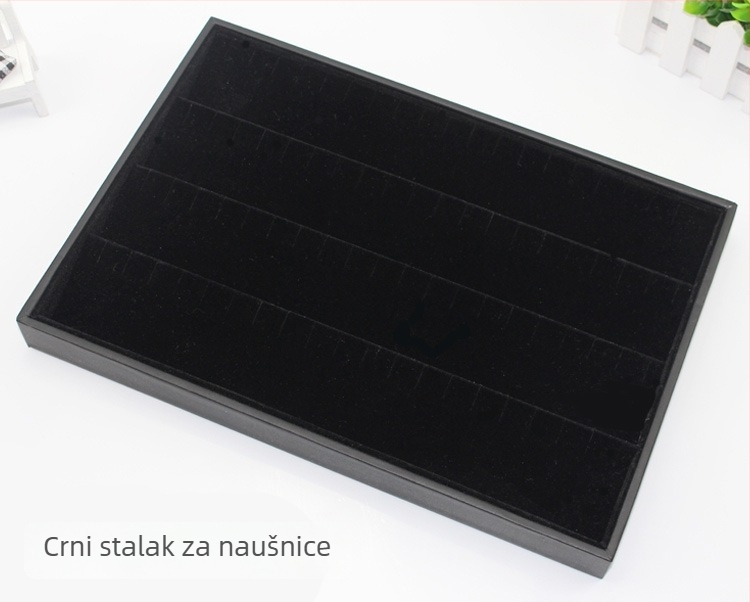 Pladanj za nakit – organizator za prstenje, ogrlice, narukvice i naušnice; površina od flanele, jednostavan stil, čvrsta konstrukcija