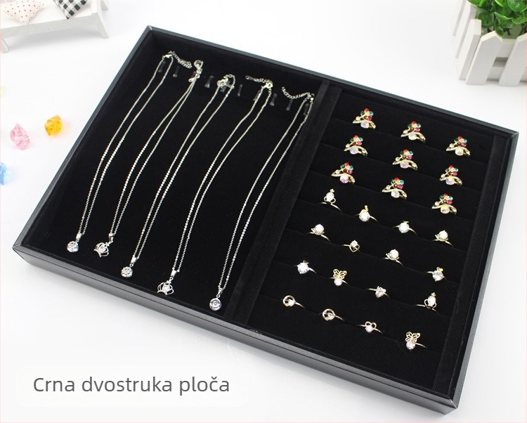 Pladanj za nakit – organizator za prstenje, ogrlice, narukvice i naušnice; površina od flanele, jednostavan stil, čvrsta konstrukcija