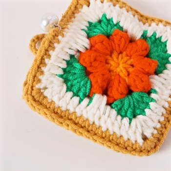 Novčanik od pliša s cvjetnim granny-square uzorkom, svježe i slatko, za žene — Meet Zhiyu
