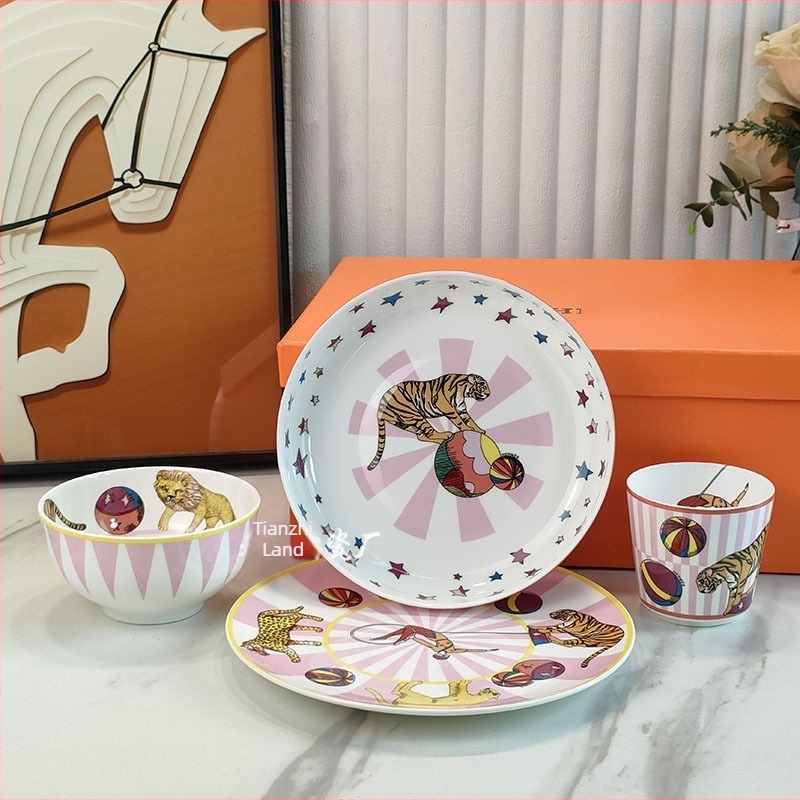 Četverodijelni skup od kostnog porculana za djecu — cirkus životinje (tigar, lav, leopard), čaše, zdjele i tanjuri