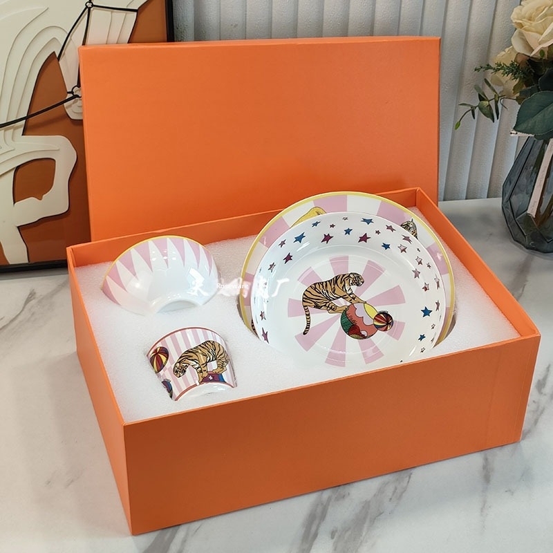 Četverodijelni skup od kostnog porculana za djecu — cirkus životinje (tigar, lav, leopard), čaše, zdjele i tanjuri