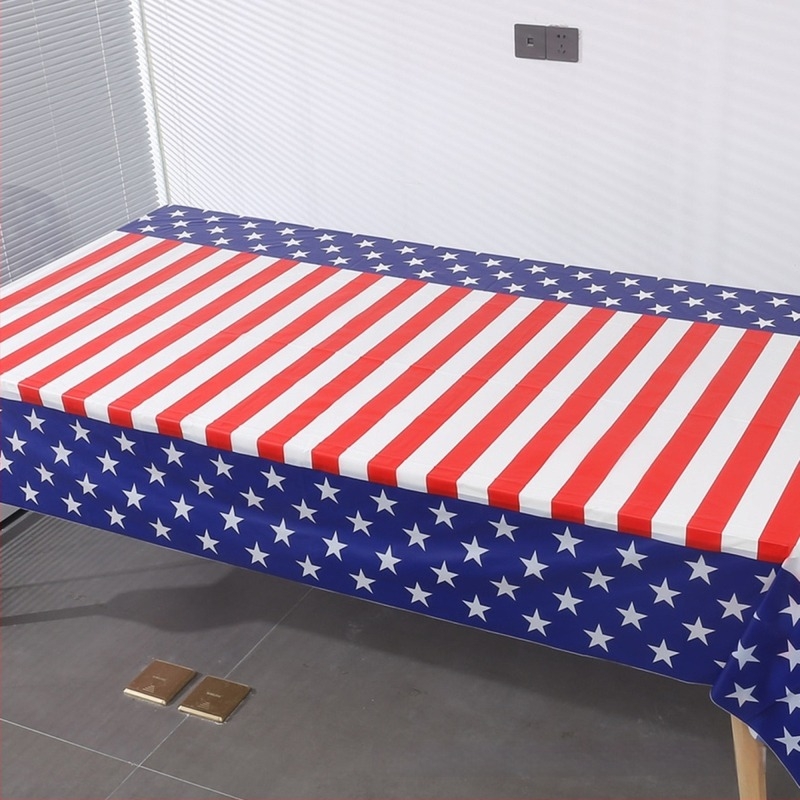 Jednokratni stolnjak američke zastave, pravokutnog oblika, od PE plastike, debljina 3 Silk