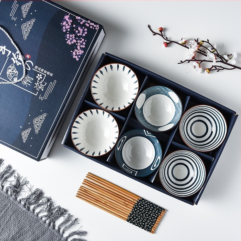 Porcelanski set u japanskom stilu: zdjele i štapići, ručno oslikani plavo-bijeli dizajn, uzorak ispod glaze, ispis logotipa, mogućnost prilagodbe, mikrovalna sigurno, kutija u boji