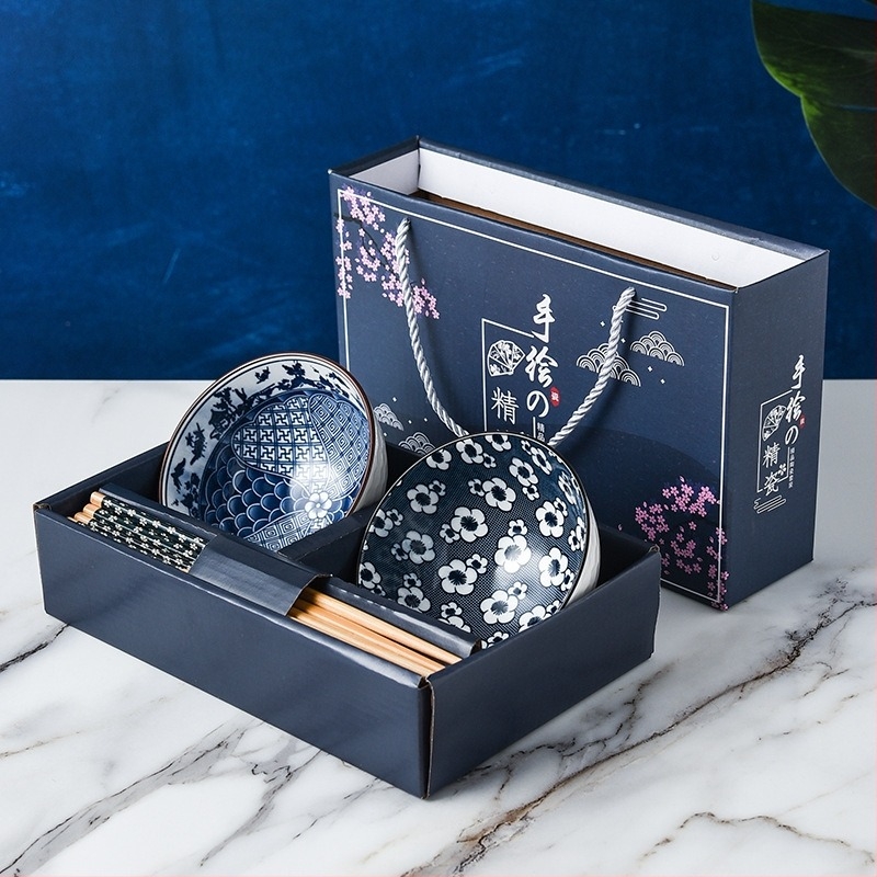 Porcelanski set u japanskom stilu: zdjele i štapići, ručno oslikani plavo-bijeli dizajn, uzorak ispod glaze, ispis logotipa, mogućnost prilagodbe, mikrovalna sigurno, kutija u boji