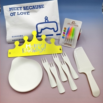 Jednokratni set za tortu s posudom kapljice i pet u jedan pribor (nož, vilica, žlica i svijeće) – PP plastika, pravokutni pladanj; kutija 100 kom.; mogućnost otiska loga