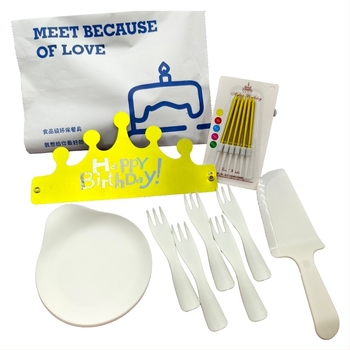 Jednokratni set za tortu s posudom kapljice i pet u jedan pribor (nož, vilica, žlica i svijeće) – PP plastika, pravokutni pladanj; kutija 100 kom.; mogućnost otiska loga