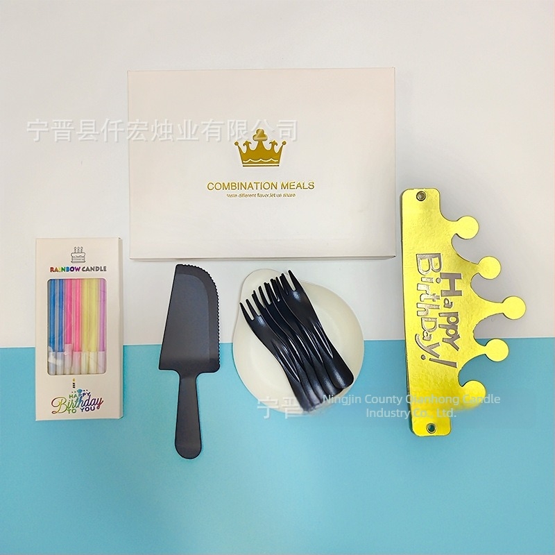 Jednokratni set pribora za tortu – četiri u jednom: okrugla posuda s dizajnom kapljice vode, valovite vilice, žlice i debele noževe