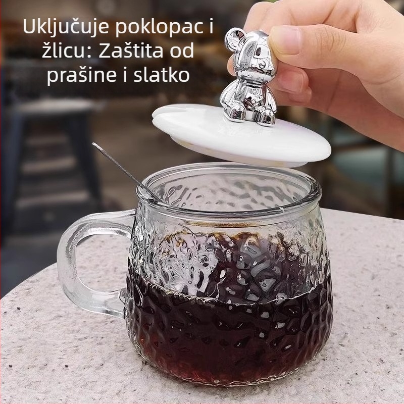 Staklena šalica za kavu s udarnom teksturom, s držakom i poklopcem — kružni oblik, moderni minimalistički stil