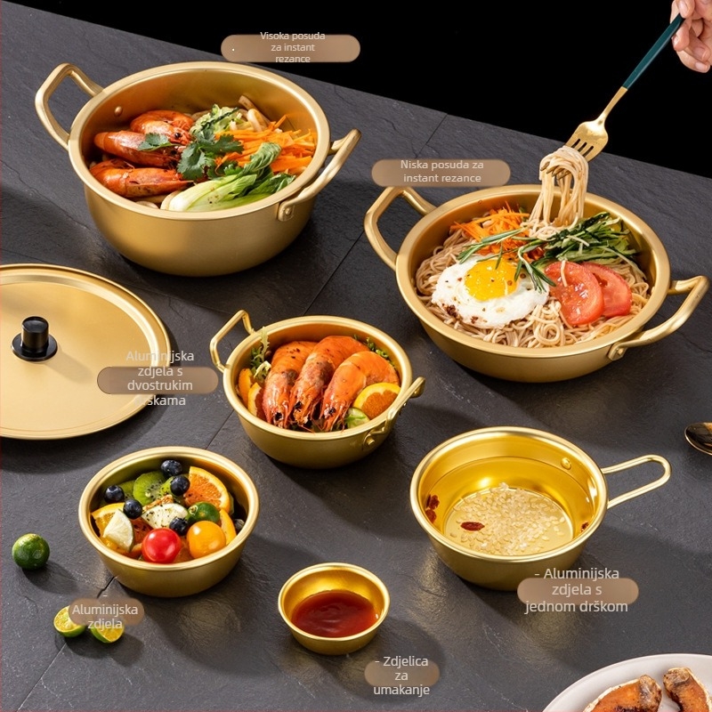 Korejskog stila zlatni okrugli tanjur za kimchi, umake i začine