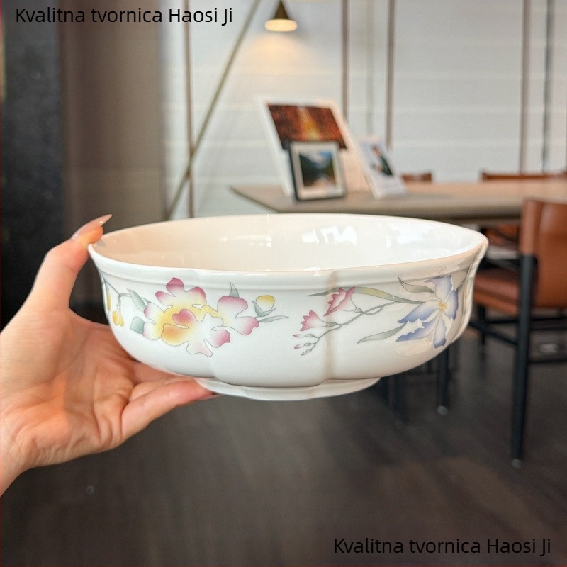 Porcelanski servis za stolni poslužaj u francuskom stilu s čipkastim rubom i cvjetnim uzorkom — tanjuri za glavno jelo, desertni tanjuri, zdjele, šalice i podloške