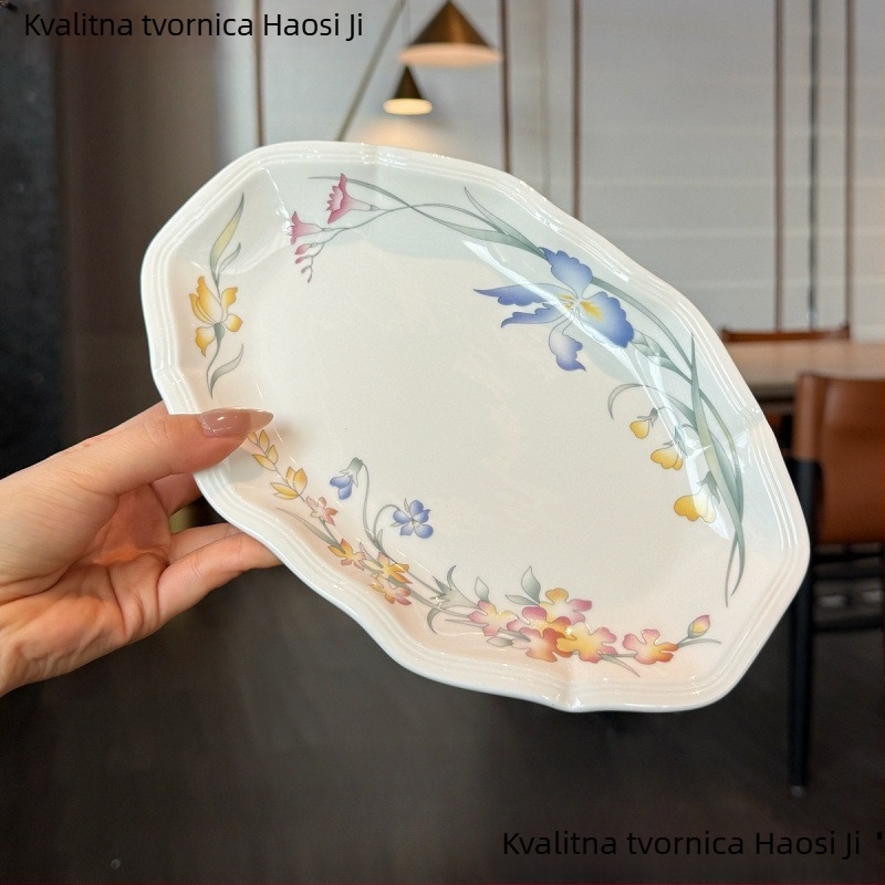 Porcelanski servis za stolni poslužaj u francuskom stilu s čipkastim rubom i cvjetnim uzorkom — tanjuri za glavno jelo, desertni tanjuri, zdjele, šalice i podloške