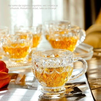 Set staklenih čaša s poslužnim pladnjem i tanjurima za užinu — jednostavan kućni set za blagovanje