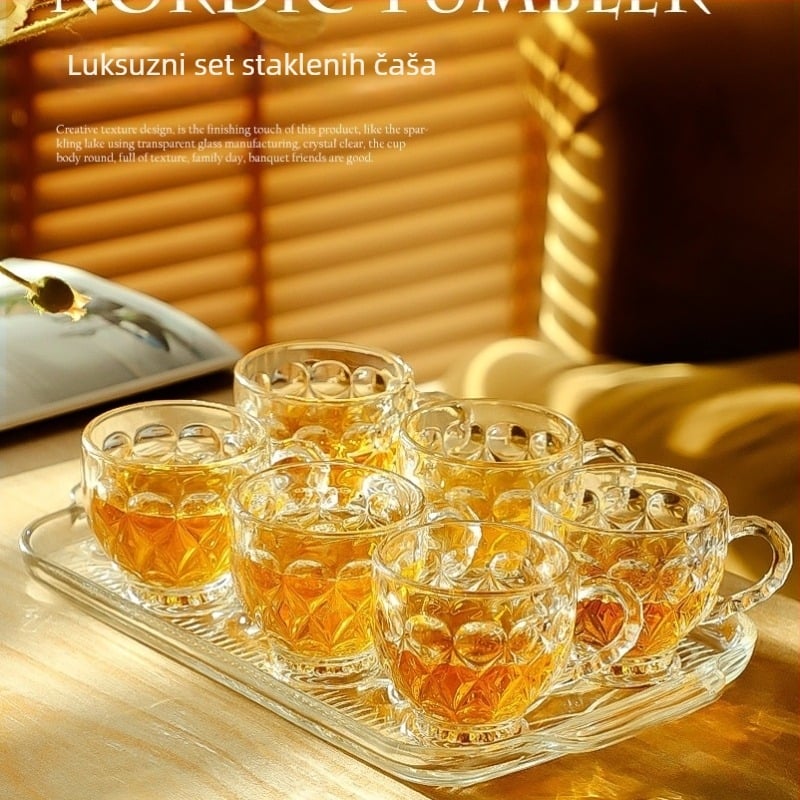 Set staklenih čaša s poslužnim pladnjem i tanjurima za užinu — jednostavan kućni set za blagovanje