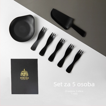 Jednokratni set stolnog posuđa za rođendansku tortu — plastični nož, vilica i tanjur s pladnjem za kapljice; veleprodajna pakiranja 320 kutija; rok trajanja 3 godine.